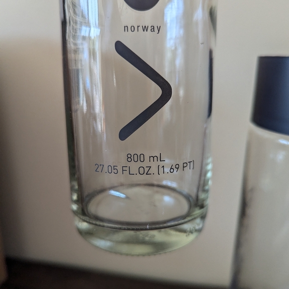 Glass VOSS Water Bottles - Set of 2 - Picture 4 of 8